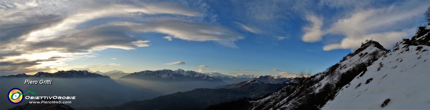 81 Scendendo verso la Forcella di Spettino panoramica su Val Brembana con Monte Gioco a dx.jpg